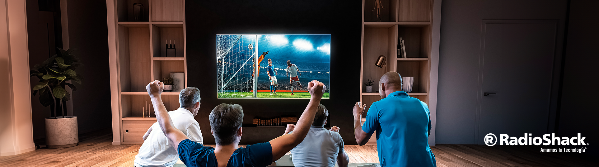 un grupo de 4 amigos observan un partido de futbol de la copa america  en una pantalla led de 65 pulgadas desde una sala de estar