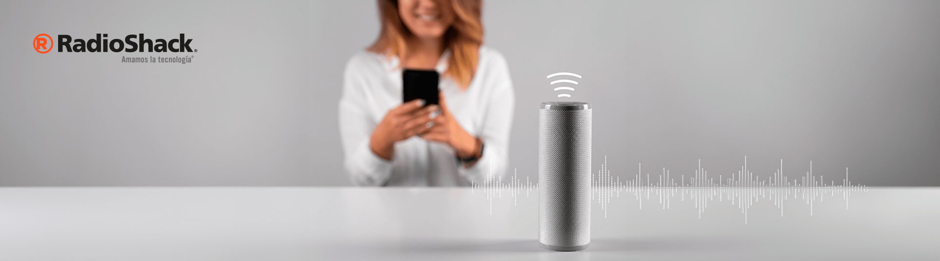 Mujer joven disfrutando de su bocina inteligente, conectada a internet y a su smartphone para una experiencia de sonido perfecta en sus dispositivos